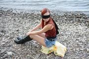 Nelly mit Augenbinde am Wasser BILDER