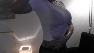 Jacky mit Öl in Strumpfhosen auf dem Bett
