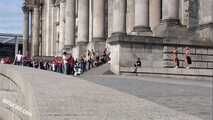 Merry und Nina Nackt durch Berlin