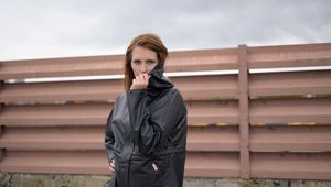 Miss Petra in blauer Hunter Regenjacke und Lackleggins