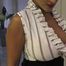 Alexandra nimmt ein Bad in ihrem Büro-Outfit