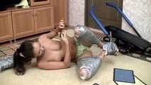 Gina Russel - mit silbernem Klebeband Hogtie (video)