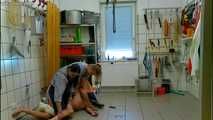 die Metzgerinnen bei der Arbeit im Schlachthaus