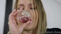 A curvy drinker