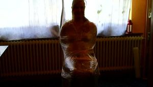 Total an einen Stuhl gefesselt  -- Teil 2 --