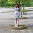 An einen Baum gefesselt 