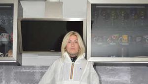 Miss Francine in K-Way und transparenten Regensachen