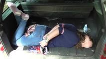 Lady X im hogtie mit Tüchern 2/2