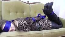 Larissa hogtied mit Tüchern