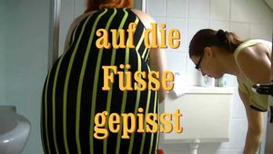auf die Füsse gepisst