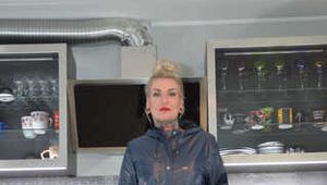 Miss Francine in verschiedenen Regenmäntel und Ilse Jacobsen Regenhose mit Hunter Gummistiefeln