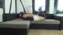 Ayu im hogtie auf dem Sofa 2/2
