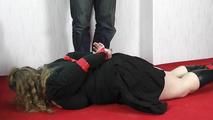 claudia im hogtie gefesselt 1/2