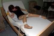 Nina A - Ans Bett gefesselt 2
