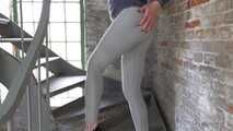 Graue Leggings im Turm
