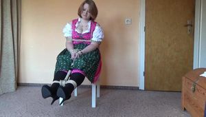 Im Dirndl gefesselt