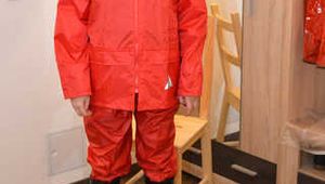 Bondage im roten Regenanzug