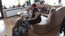 Lucy wird vor ihrer Freundin gefesselt