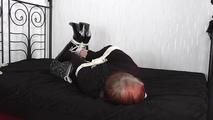 Lucy auf dem bett in einem hogtie 2/2