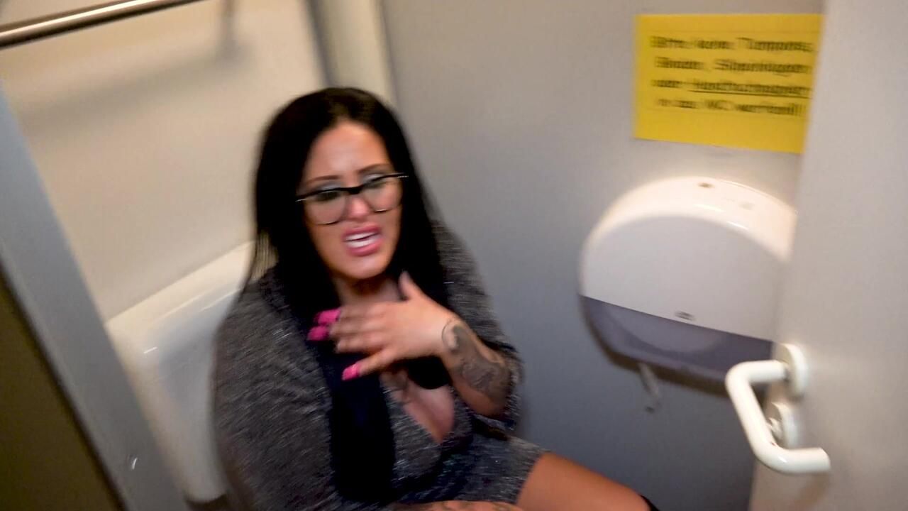 MAULFICK DEEPTHROAT AUF DER TANKSTELLEN-TOILETTE 