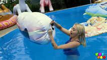 905 Marilyn genießt es, Pooltoys zu entleeren! 