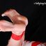 Gatiita wird mumifiziert topless und in roten und weißen Band hog abgeklebt