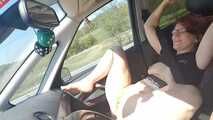 Breitbeinig über die Autobahn