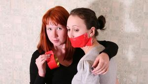 Liska und Miss Love in einem Müllsack verpackt