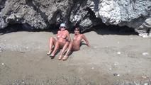 Nackte Strandwaderung Hand-in-Hand