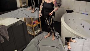 Mein Sklave bekommt wieder mal was zu Essen nicht, das er noch von einem Schwanz fällt beim Reiten :-P 