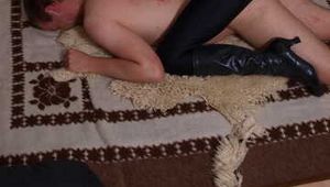 Ketten-Shooting im Catsuit