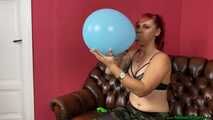 Blow2pop a blue and a green U14 balloon