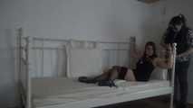 Ayu mit Seilen ans Bett gefesselt 1/2