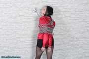 Glamour girl in Ketten und Handschellen