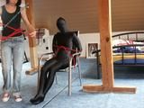 Kallisti & Jassi in Pelz, Lycra und Bondage