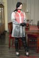 Selfbondage in PVC und Regenmantel
