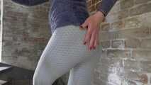 Graue Leggings im Turm