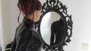 Herrin Nycky im schwarzen Catsuit