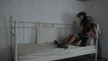 Ayu mit Seilen ans Bett gefesselt 1/2