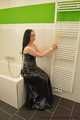 Gefesselt im langen Lack Ballkleid (Archiv)