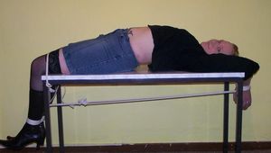 In Seilen liegen und hängen