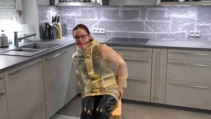Gefesselt und geknebelt in Schmuddelwedda Regenmantel mit Lady Nadja
