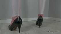 Cameltoe und schwarze Handschuhe