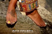 Hippie Girl go barefoot