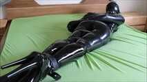Gefesselte Gummipuppe zum Orgasmus gebracht