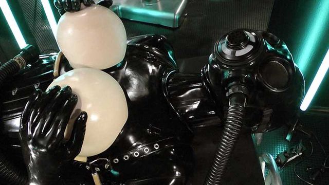 Madame Zoe - Extreme Benutzung der verschlauchten Gummipuppe 