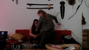 Isi gefesselt zu Hause 1