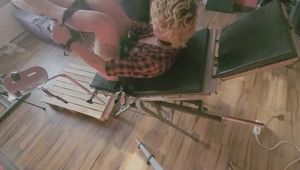  Dreckstück Emily auf Gyn-Stuhl gefingert und mit Massagestab gequält