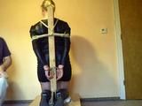 Knieend gefesselt 1/3