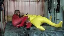 Aufblasbarer gelber  Latex-Strafanzug
